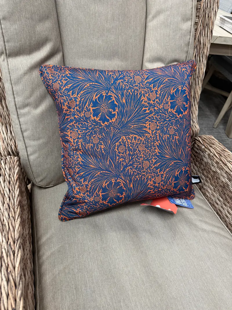 Outdoor B-Cushion Art Collection – Rust-Coloured William Morris Print 1